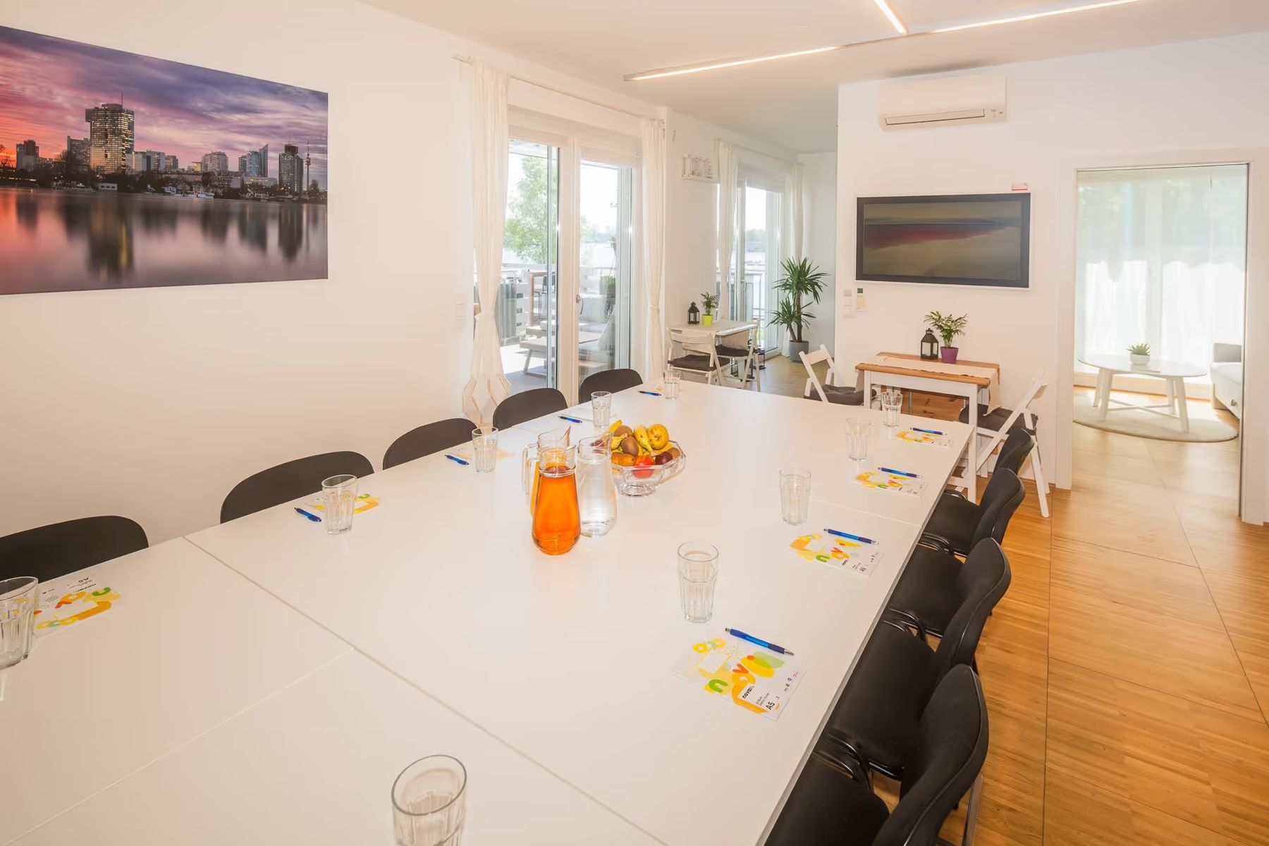 Seminarraum mit eingedeckter Tafel und Terrassentür