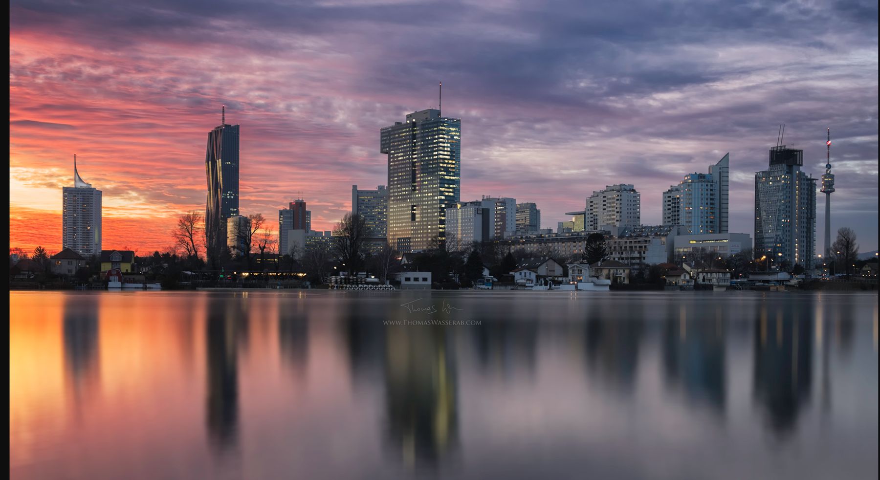 Alte Donau am Abend mit Blick auf die Skyline der Donau City